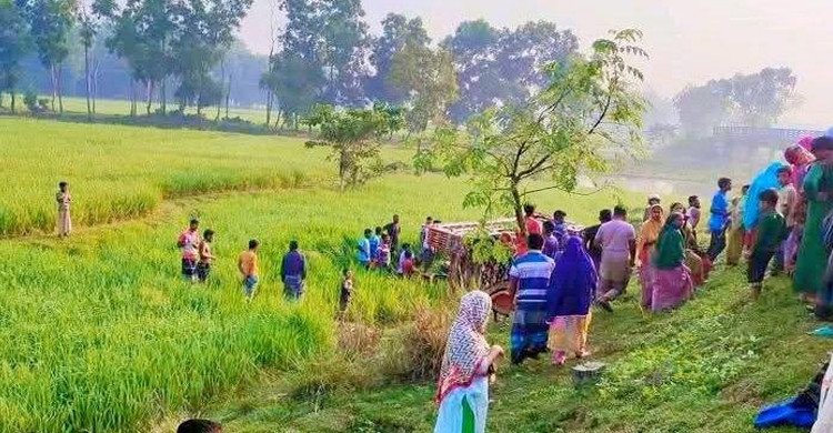 নওগাঁয় গরুবোঝাই ভটভটি উল্টে দুই ব্যবসায়ীর মর্মান্তিক মৃত্যু